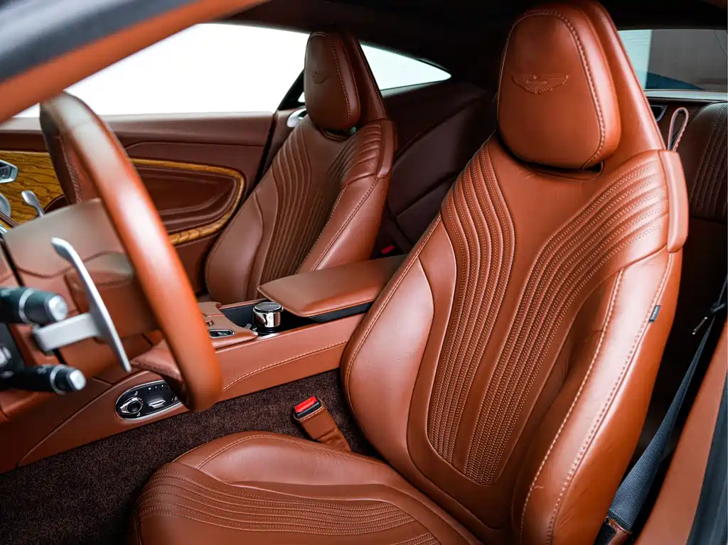 Aston Martin DB11 2019 — фото 12