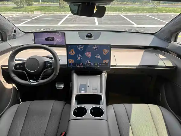 Luxeed R7 2025