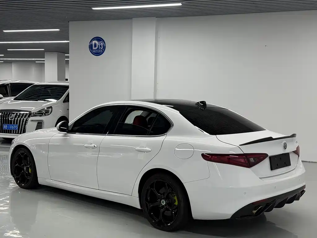 Alfa Romeo Giulia 2017 — фото 16