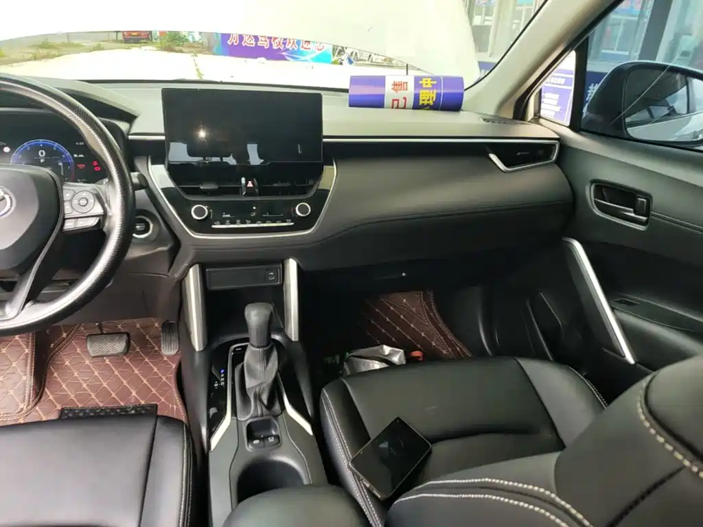 Toyota Corolla Cross 2023 — фото 13