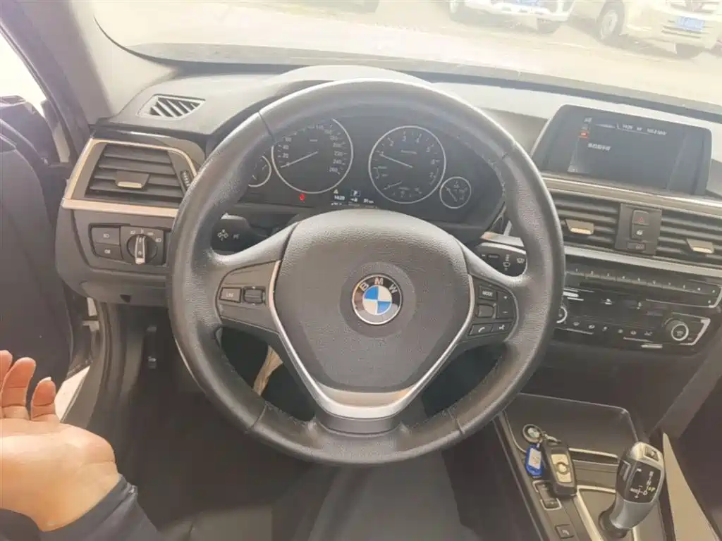 BMW 3 Series 2017 — фото 11
