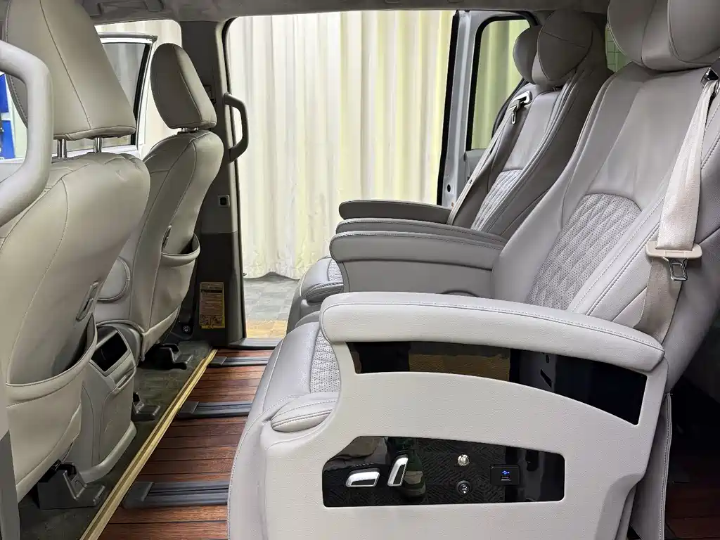 Toyota Sienna 2015 — фото 14