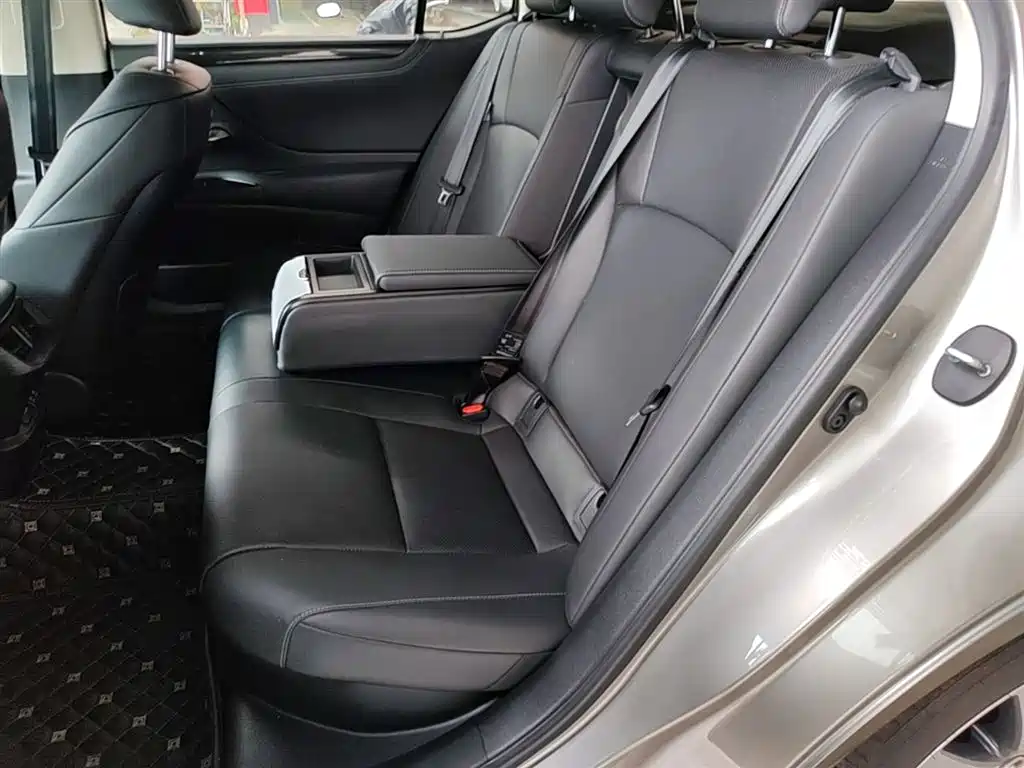 Lexus ES 2020 — фото 17