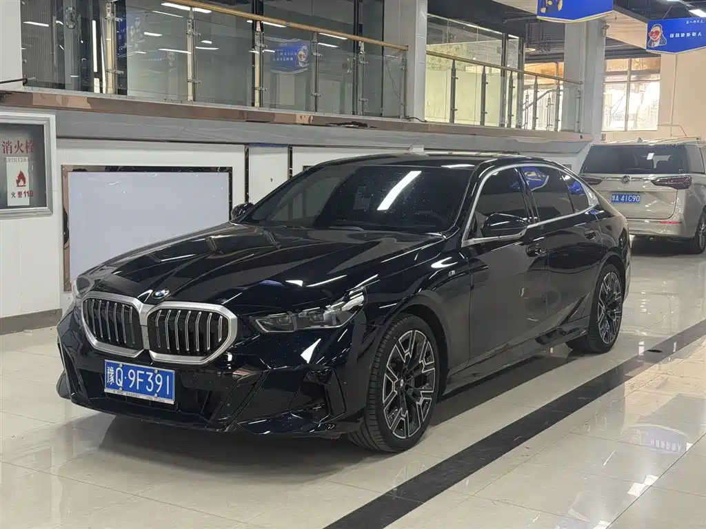 BMW 5 Series 2025 — фото 10