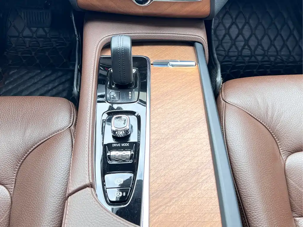 Volvo XC90 2020 — фото 16