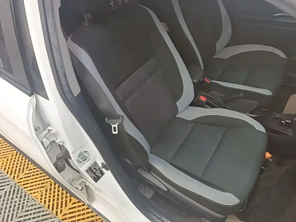 Toyota Yaris L 2023 — фото 25