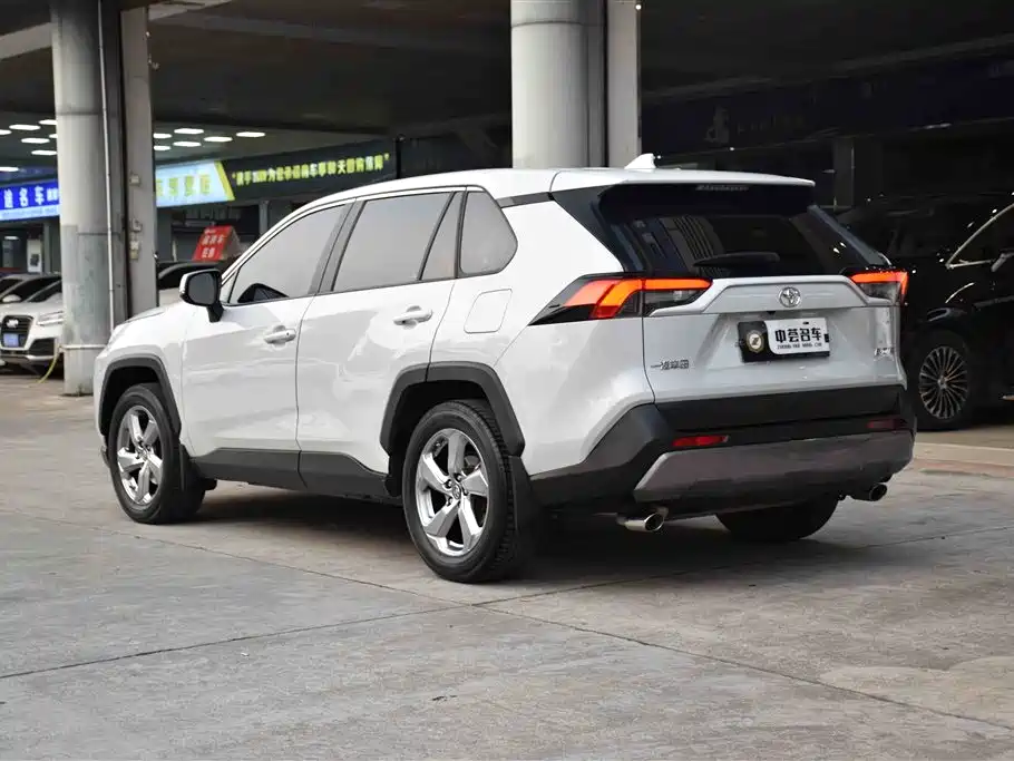 Toyota RAV4 2022 — фото 5