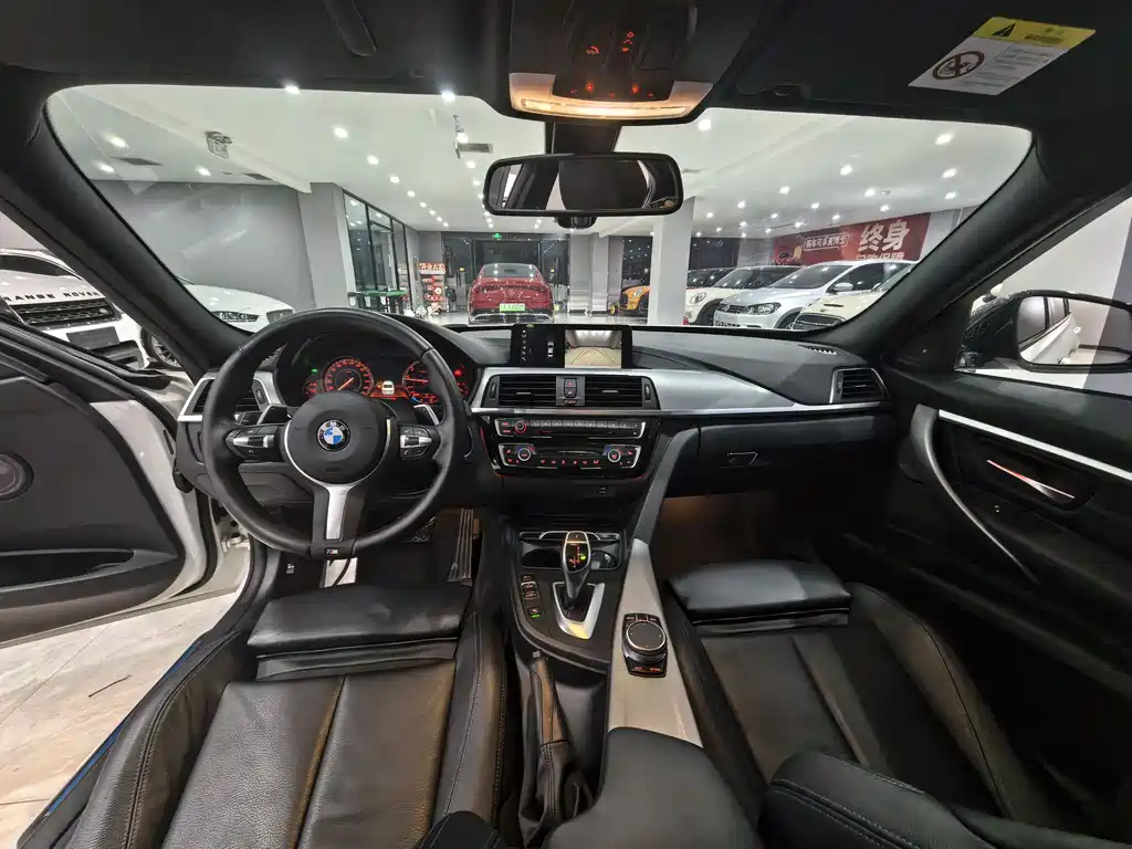 BMW 3 Series 2018 — фото 21