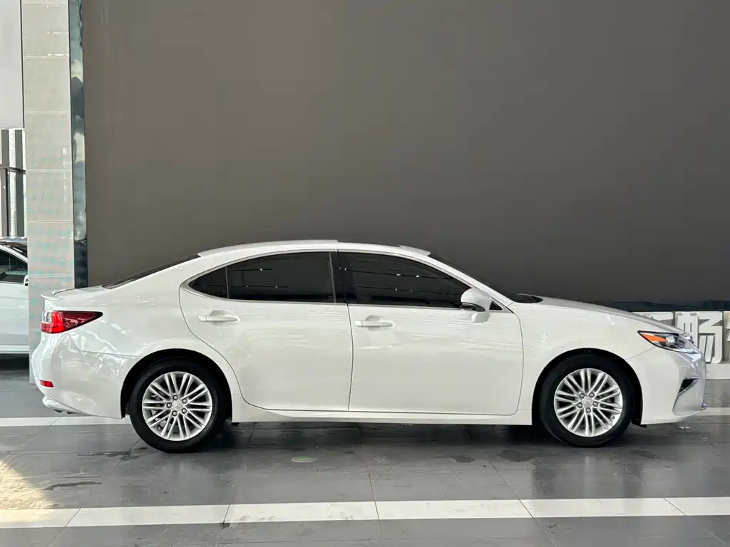 Lexus ES 2017 — фото 7
