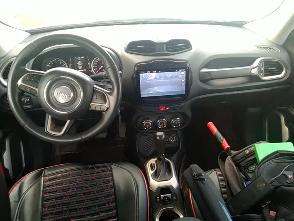 Jeep Renegade 2017 — фото 13