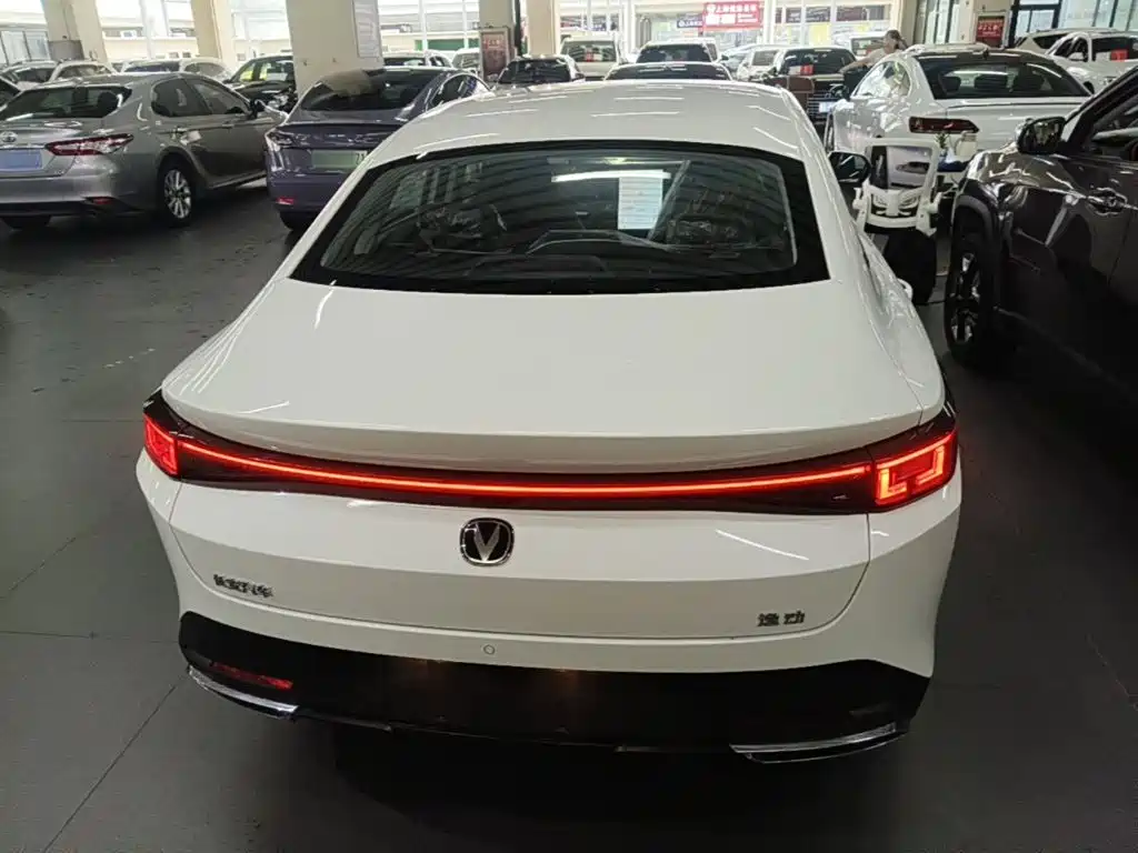 Changan Eado PHEV 2026 — фото 4
