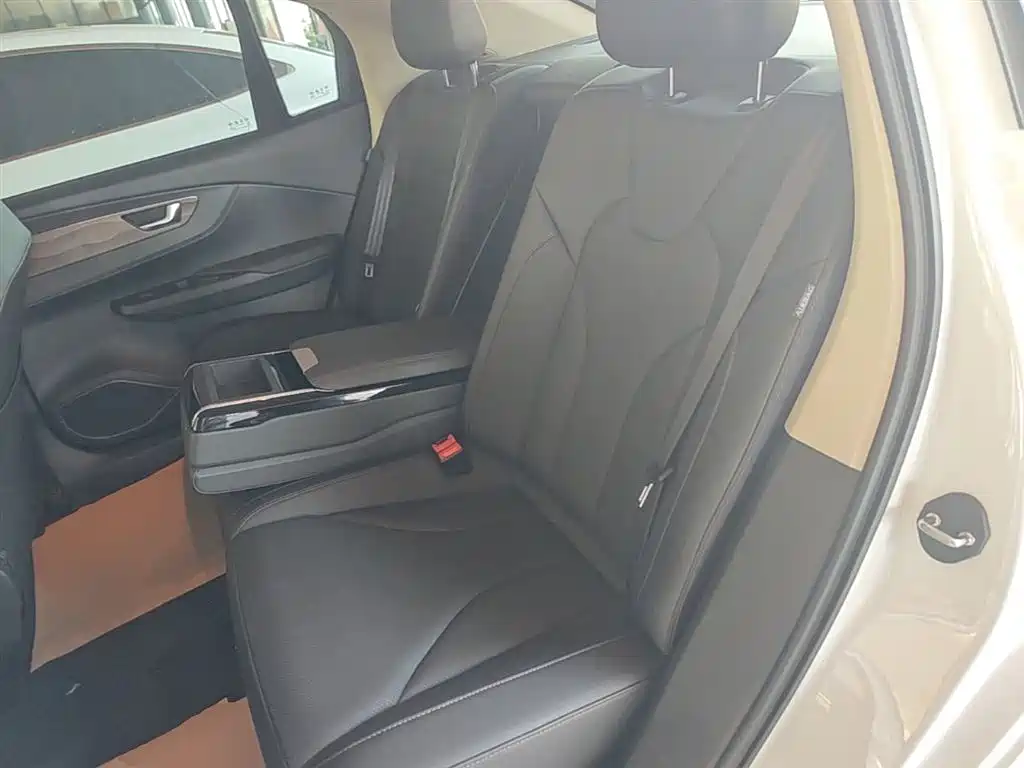 Hongqi E-QM5 2023 — фото 17