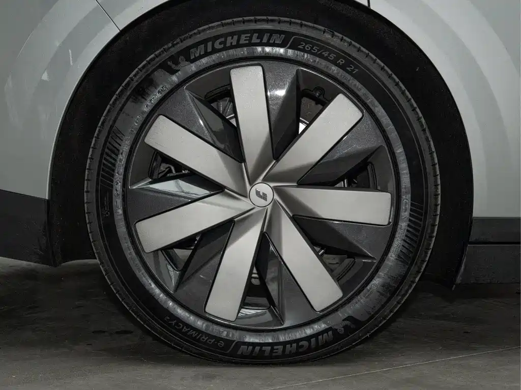 Li Auto i8 2025 — фото 18