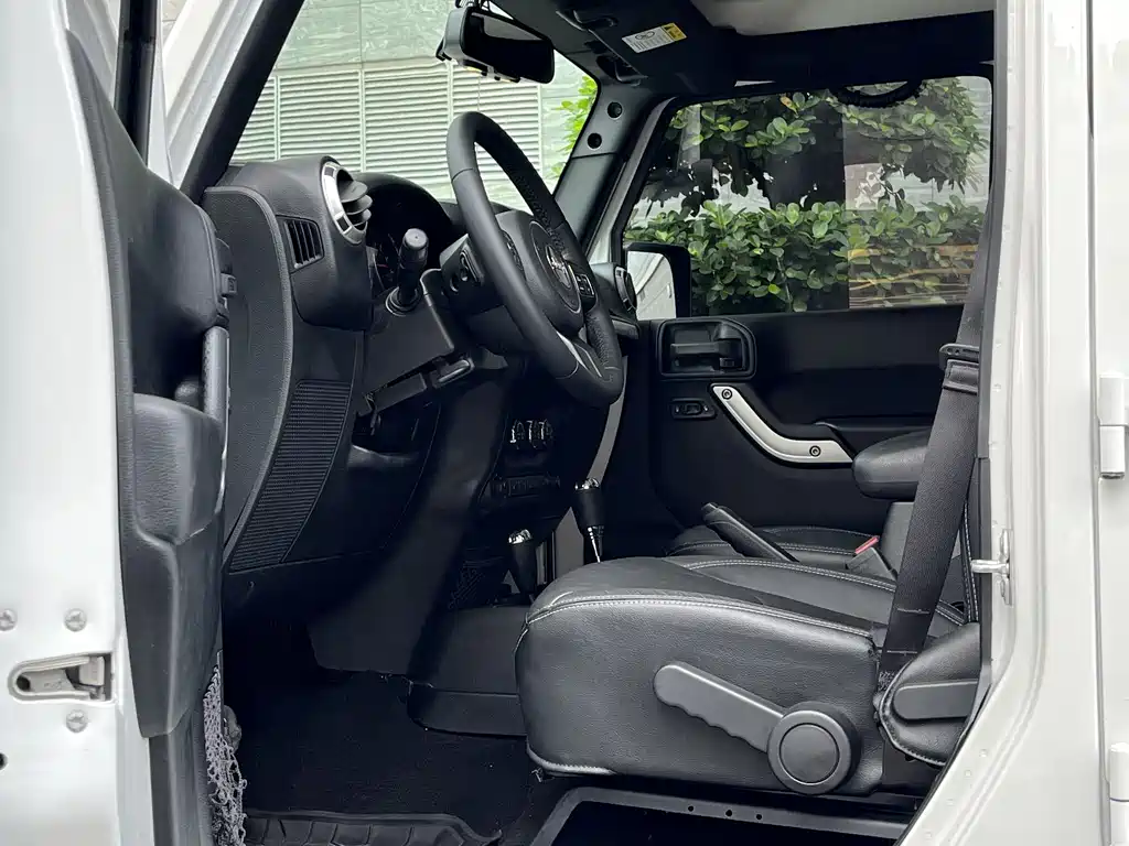 Jeep Wrangler 2016 — фото 13
