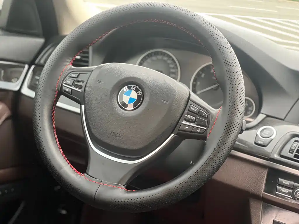 BMW 5 Series 2015 — фото 13