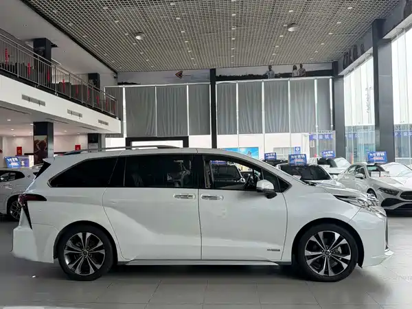 Toyota Granvia 2023