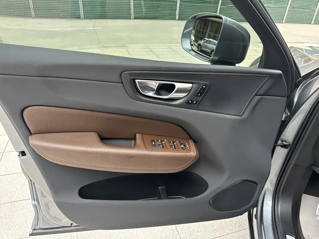 Volvo XC60 2021 — фото 16