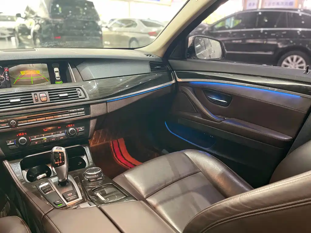 BMW 5 Series 2015 — фото 9
