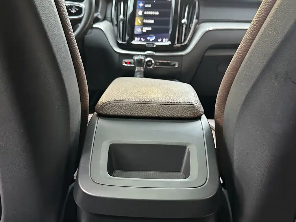 Volvo XC60 2021 — фото 12