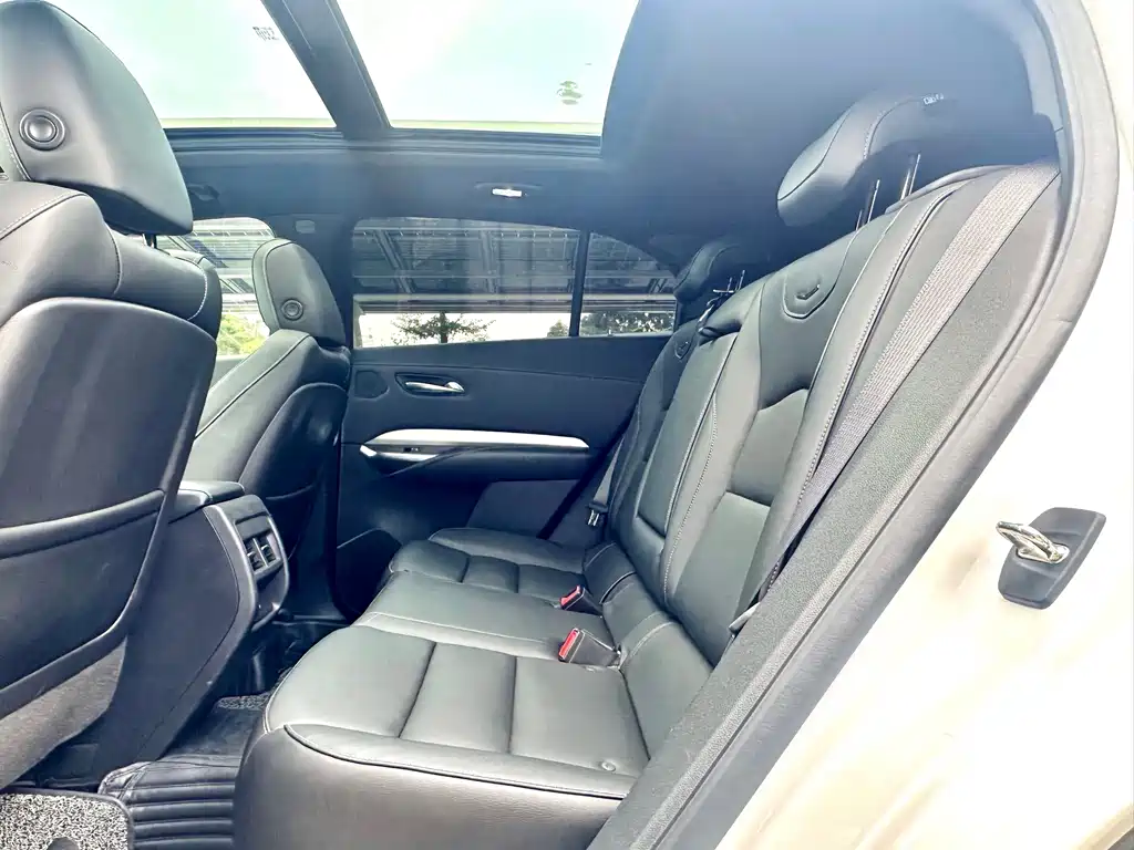 Cadillac XT4 2020 — фото 11