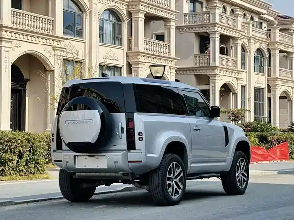 Land Rover Defender 2023