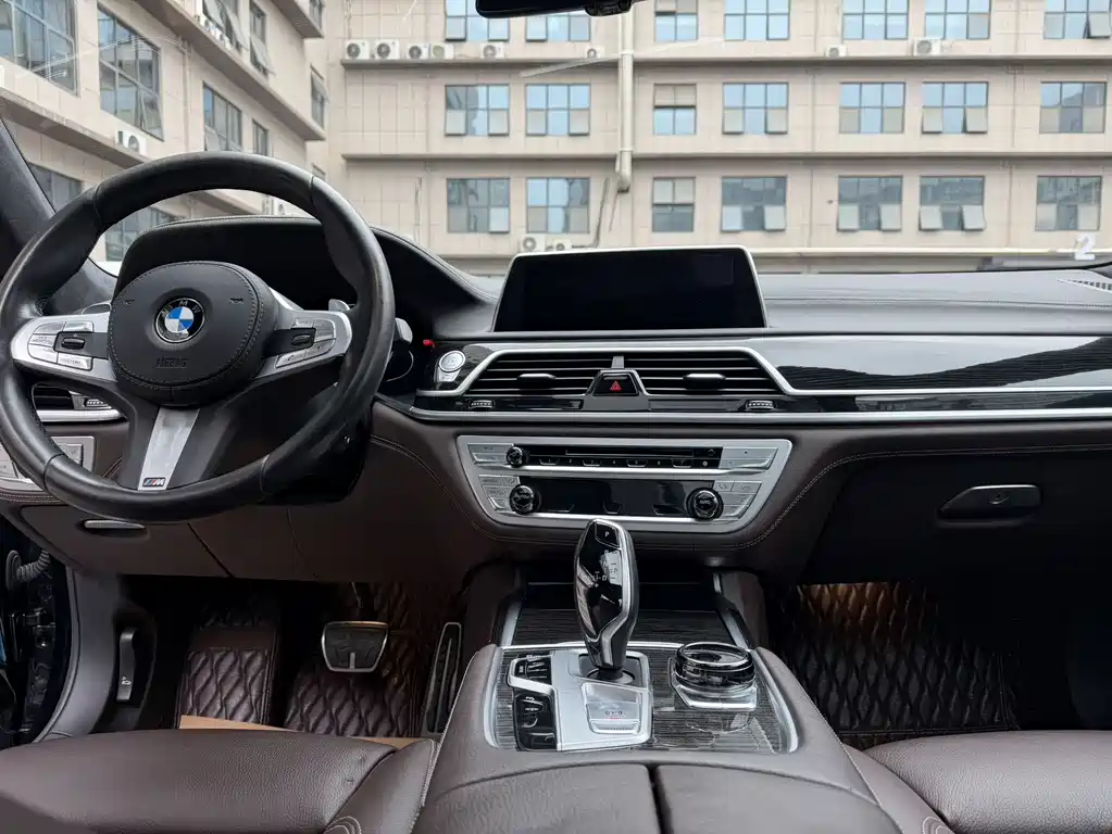 BMW 7 Series 2018 — фото 9