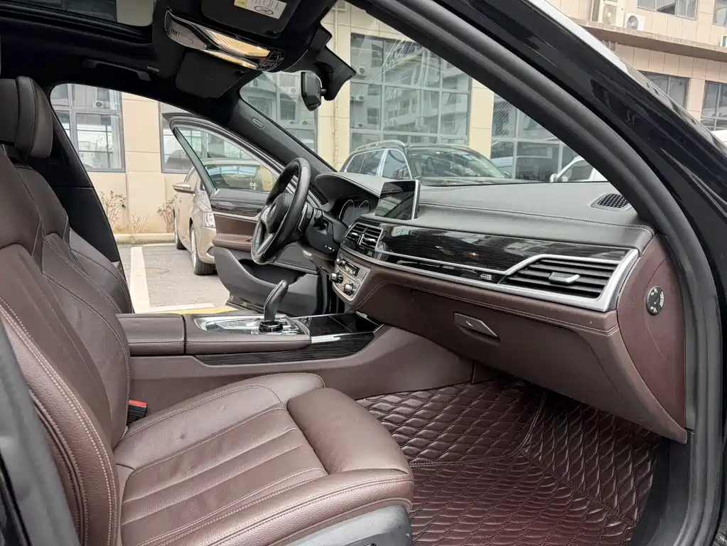 BMW 7 Series 2018 — фото 12