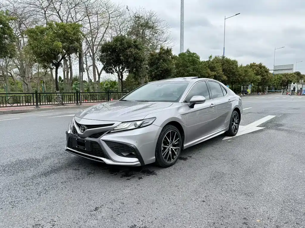 Toyota Camry 2022 — фото 1