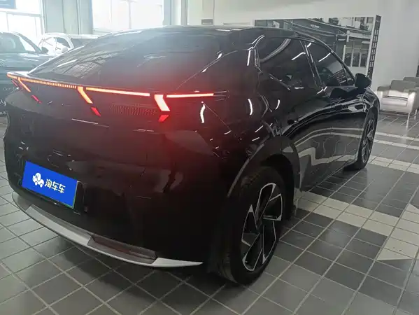 Lynk & Co Z20 2025