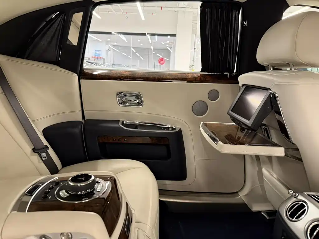 Rolls-Royce Ghost 2015 — фото 11