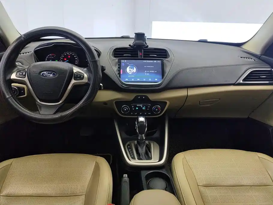 Ford Escort 2015 — фото 12