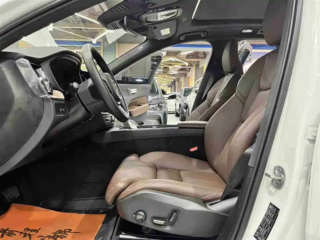 Volvo XC60 PHEV 2025 — фото 11