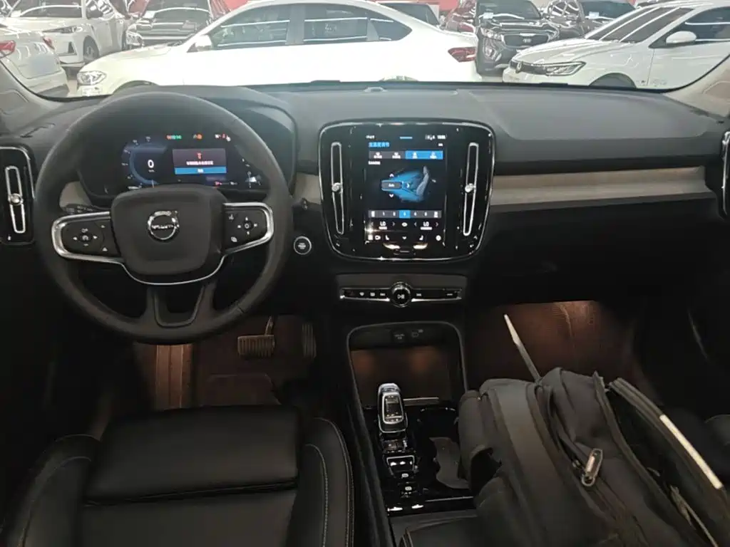 Volvo XC40 2025 — фото 10