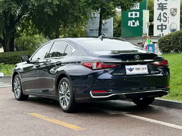 Lexus ES 2023