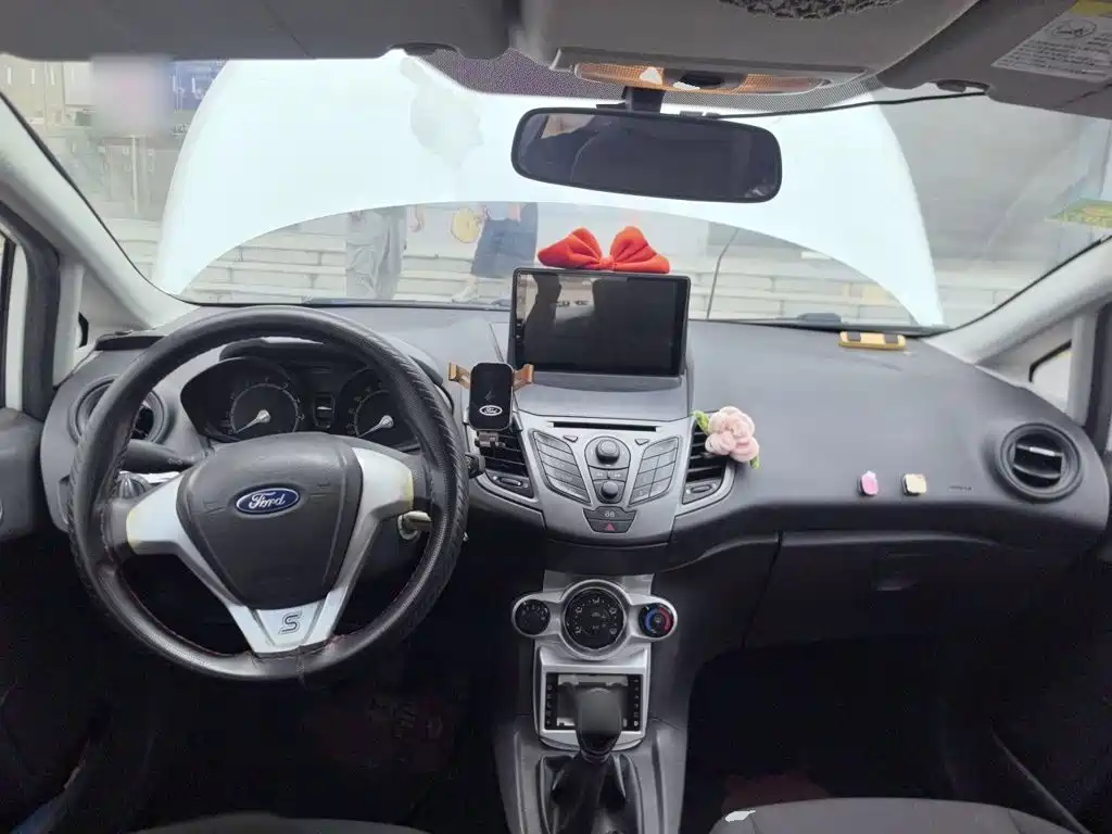 Ford Fiesta 2014 — фото 10