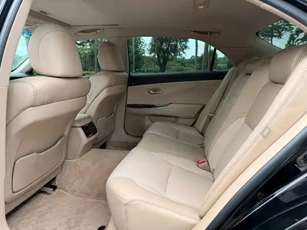 Toyota Crown 2015