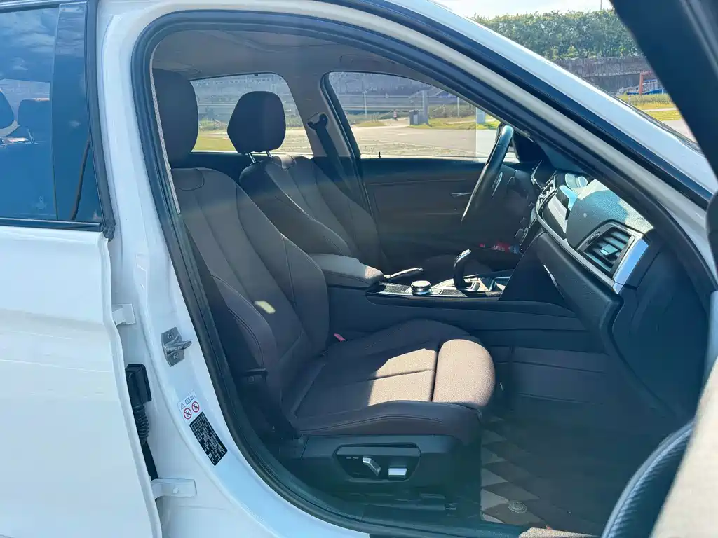 BMW 3 Series 2018 — фото 15