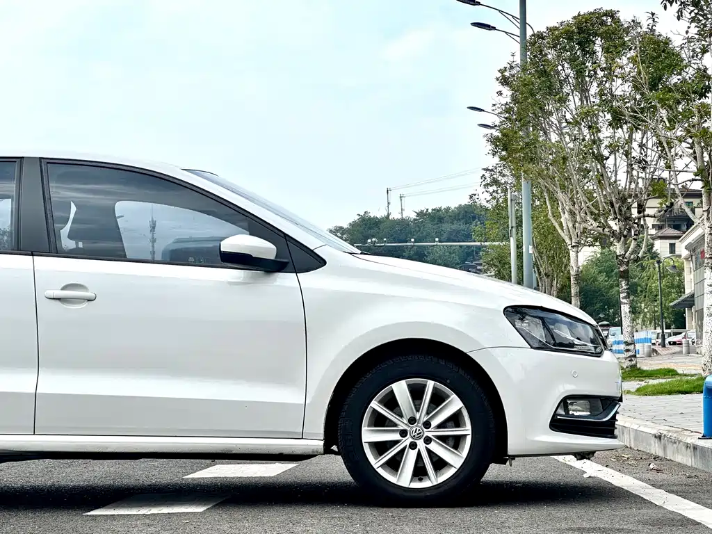 Volkswagen Polo 2015 — фото 12