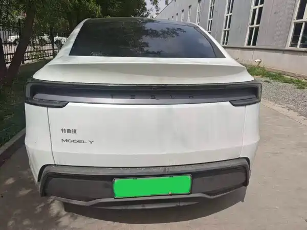 Tesla Model Y 2025