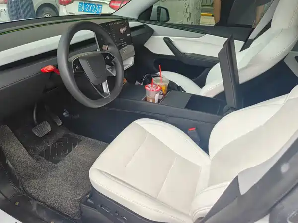 Tesla Model Y 2025