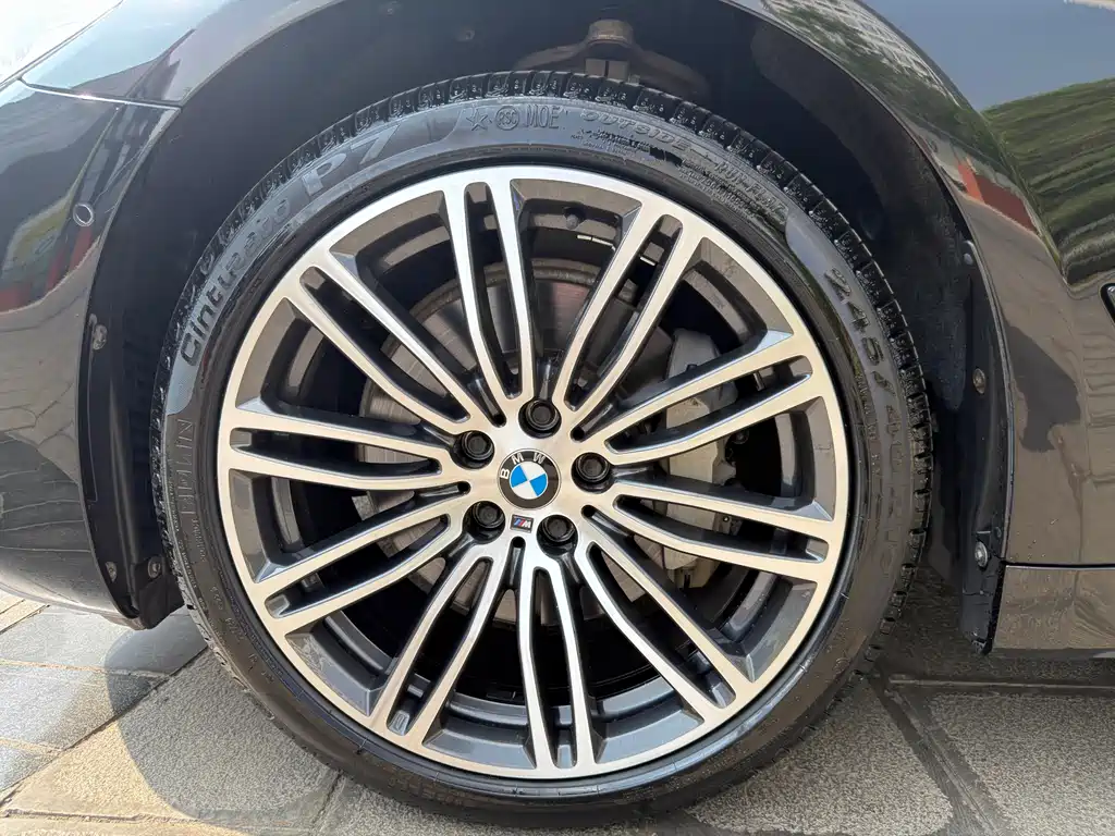 BMW 5 Series 2019 — фото 14