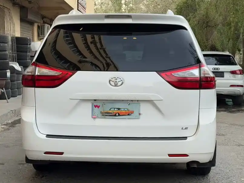 Toyota Sienna 2015 — фото 11