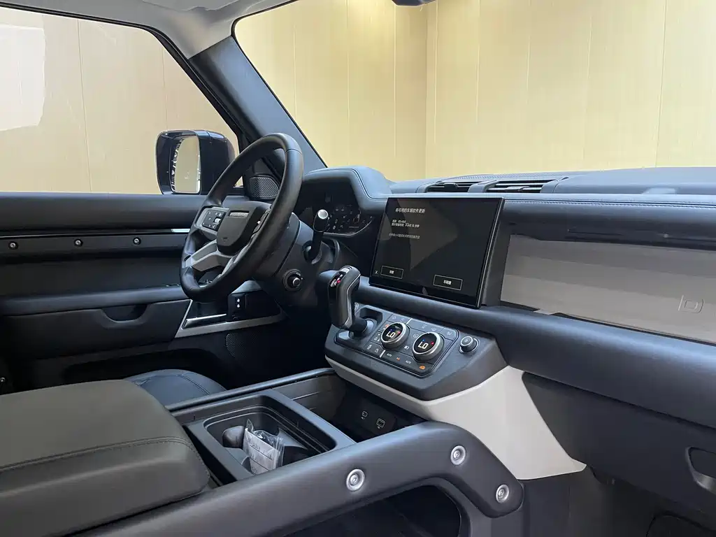 Land Rover Defender 2024 — фото 12