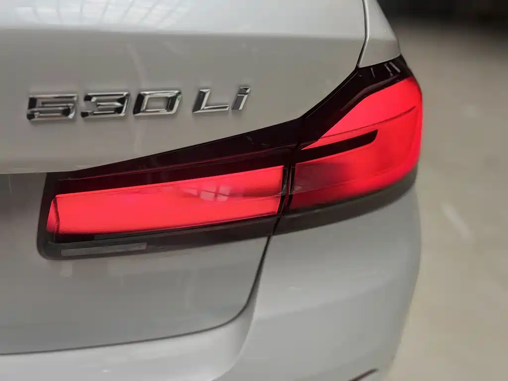BMW 5 Series 2021 — фото 12