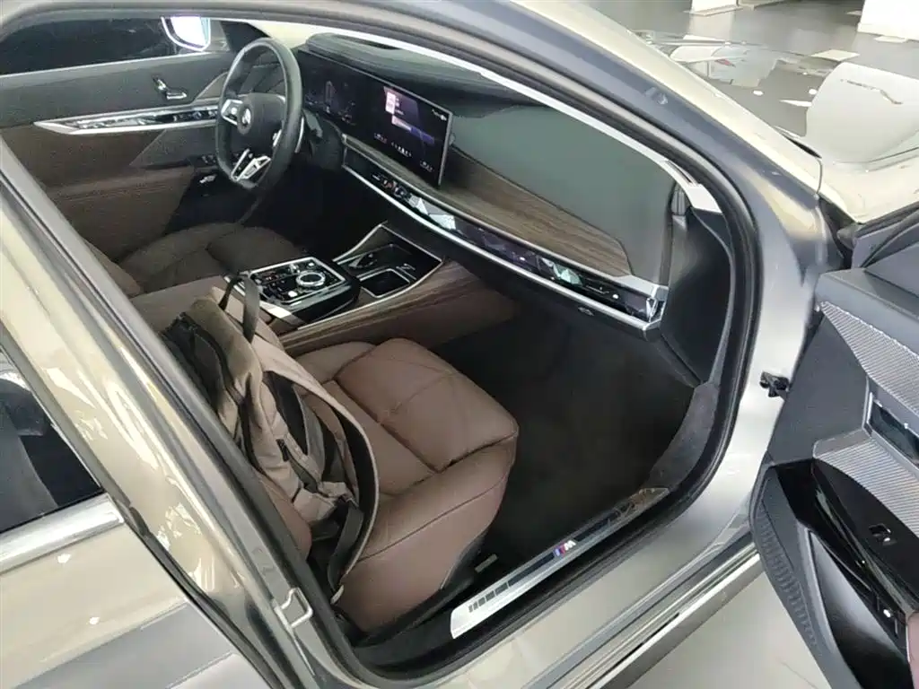 BMW 7 Series 2024 — фото 11