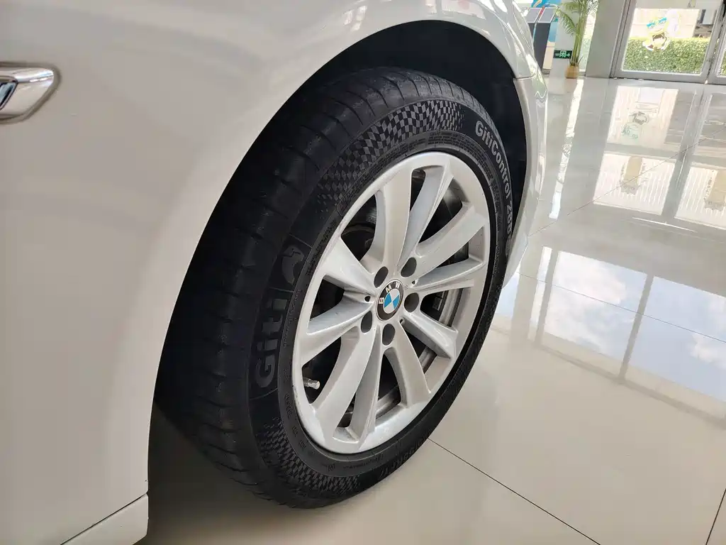 BMW 5 Series 2015 — фото 11