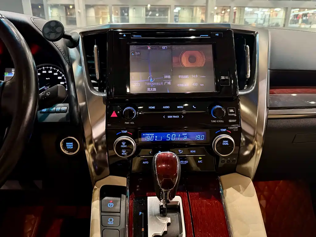 Toyota Alphard 2017 — фото 10