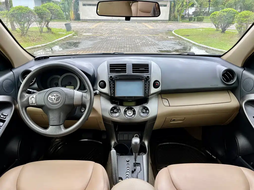 Toyota RAV4 2012 — фото 12