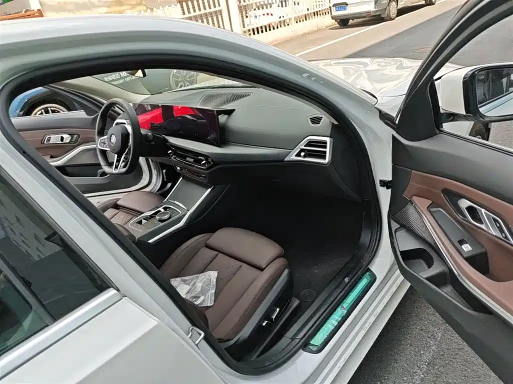 BMW 3 Series 2025 — фото 11