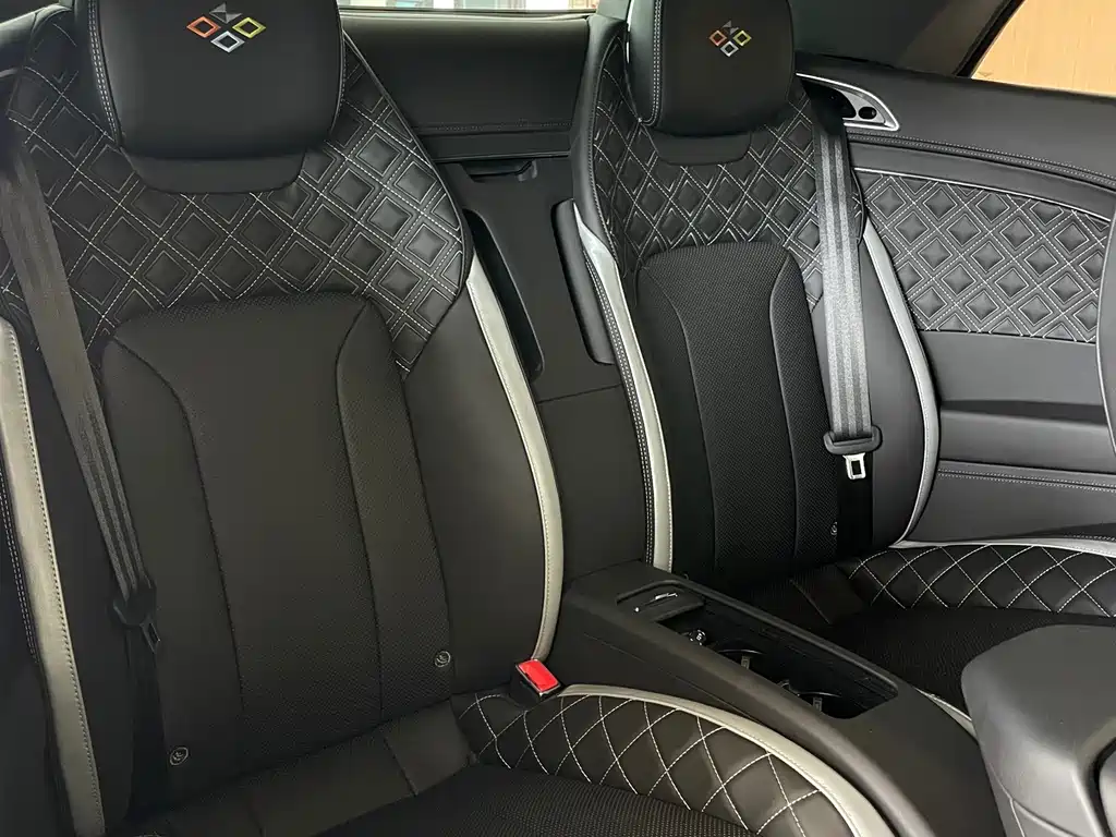 Bentley Continental 2023 — фото 10